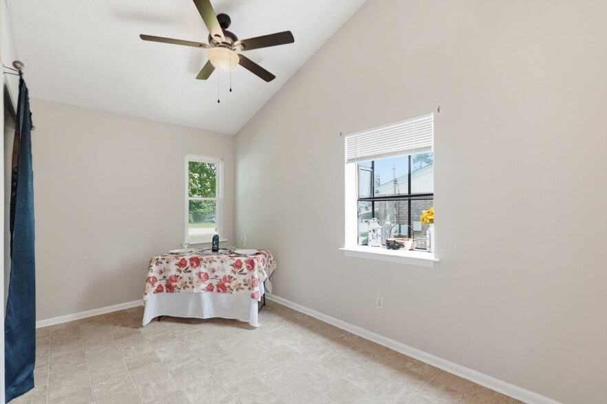 Building Photo - 4610 Woodside Dr