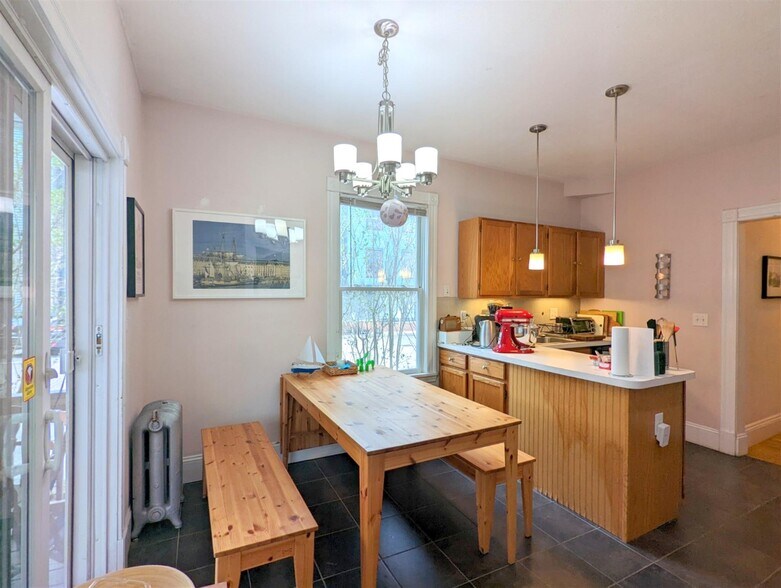 Building Photo - 392 Washington St