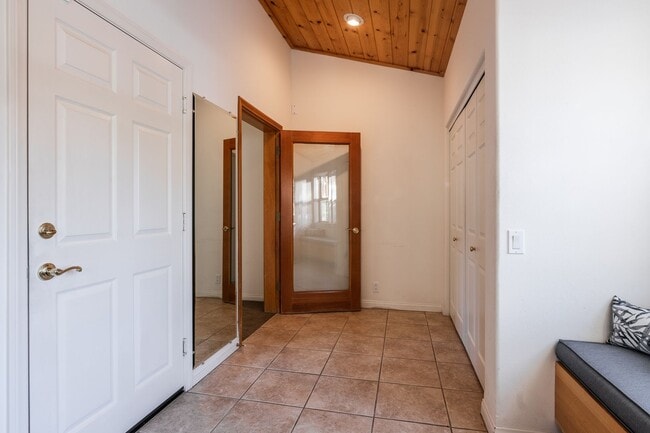 Building Photo - Mountain View Haven