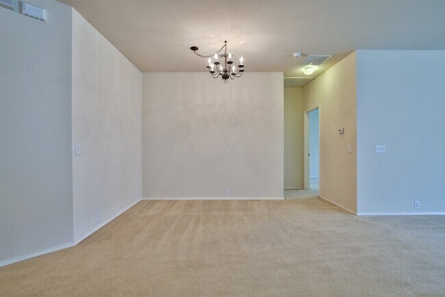 Building Photo - 2605 Monroe Dr