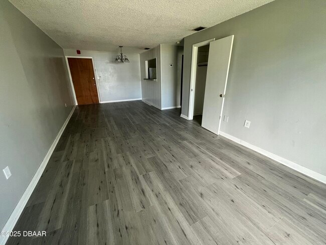 Building Photo - 1850 S Park Ave