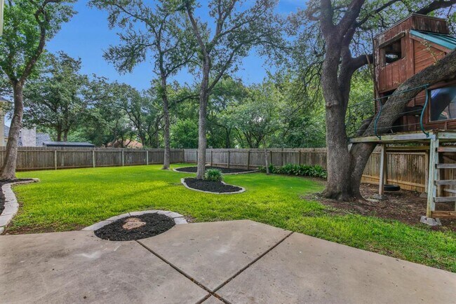 Building Photo - 701 Oaklands Dr