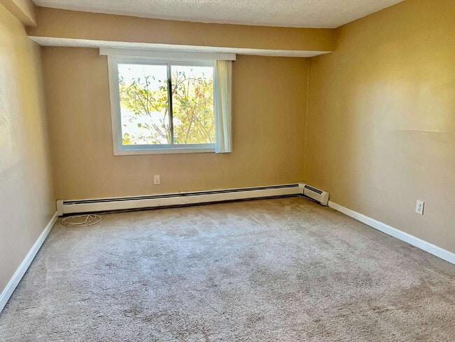 Building Photo - 1 BED/1 BATH TOP FLOOR CONDO UNIT HEAT/HW INCLUDED