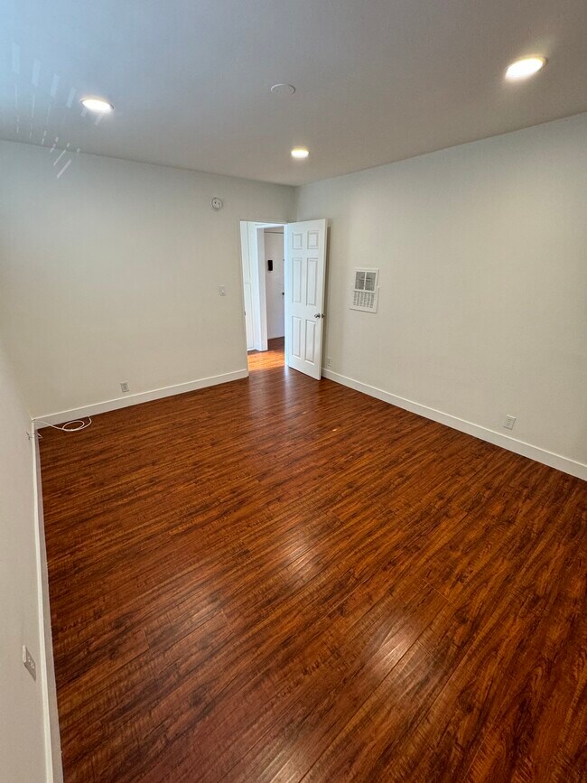 Building Photo - 3707 Kelton Ave