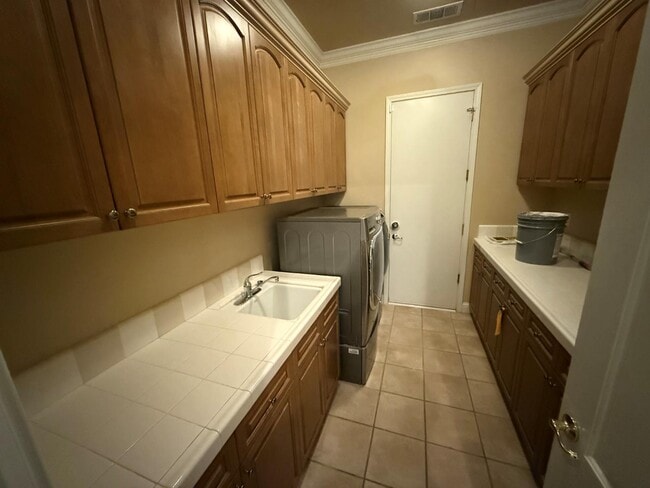 Building Photo - 10637 N Lochmoor Ln