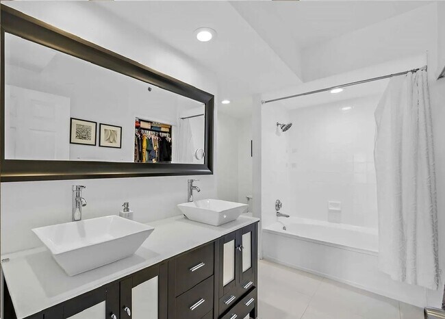 Building Photo - Gorgeous 2 bedroom 2 bath In Aventura on t...