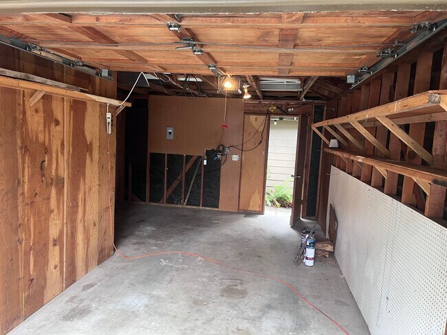 Building Photo - Duplex Off Barnes Rd. With Quick Access Ev...