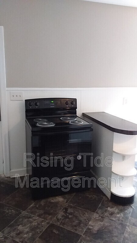 Building Photo - 229 Pinewood Ave