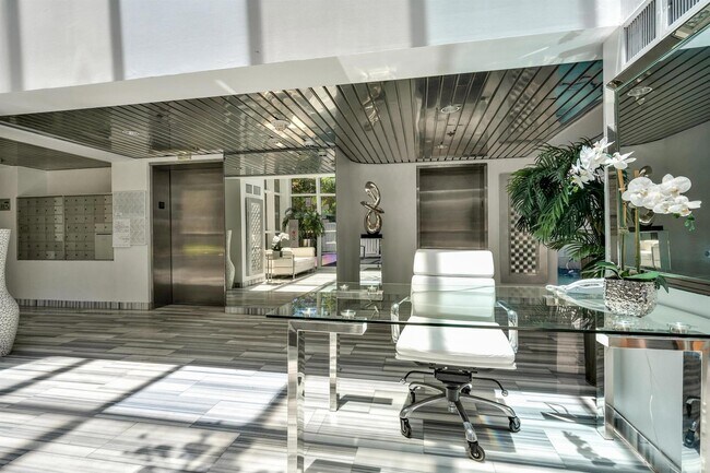 Lobby - 3901 S Flagler Dr