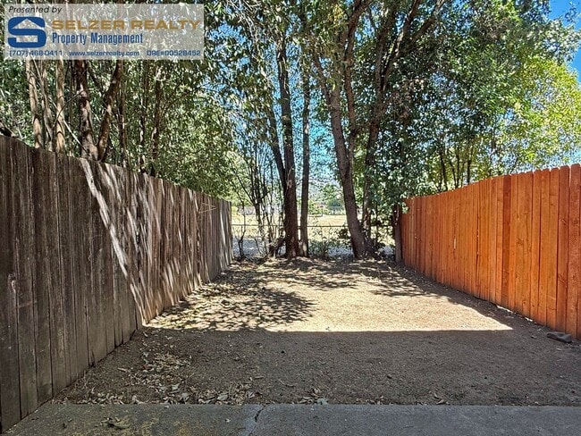 Building Photo - 385 El Rio Ct