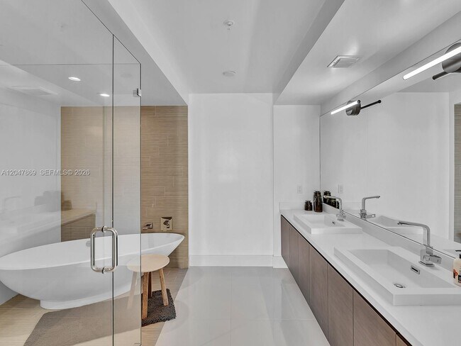 Building Photo - 300 Sunny Isles Blvd