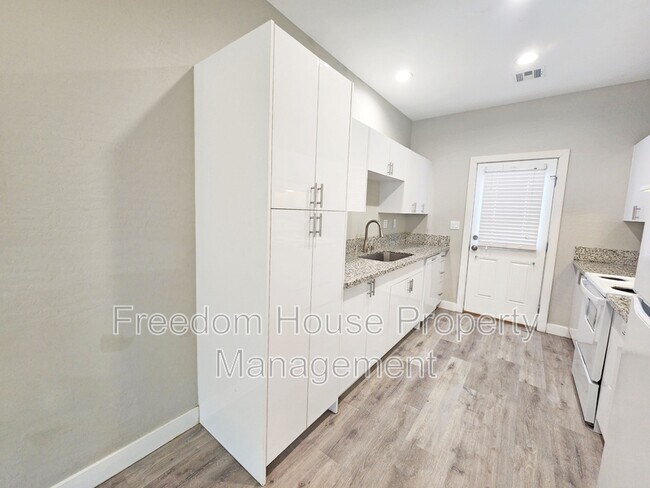 Building Photo - 1121 Sixshooter Ave