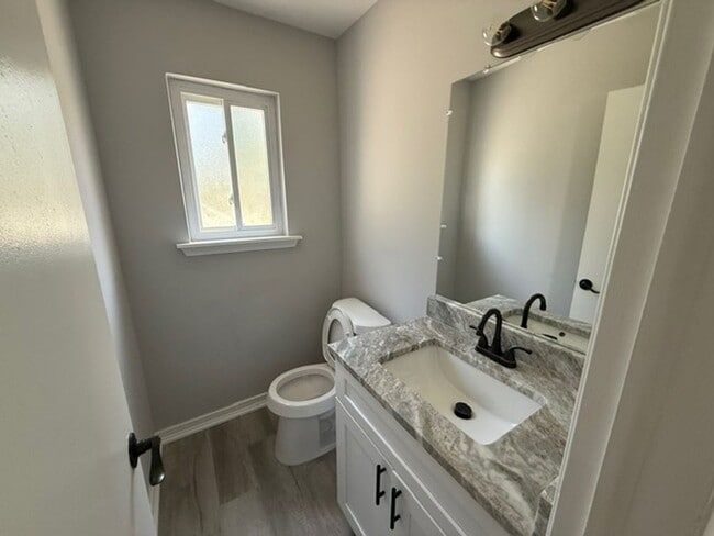 Building Photo - 2 bedroom 1.5 bathroom townhouse - Availab...