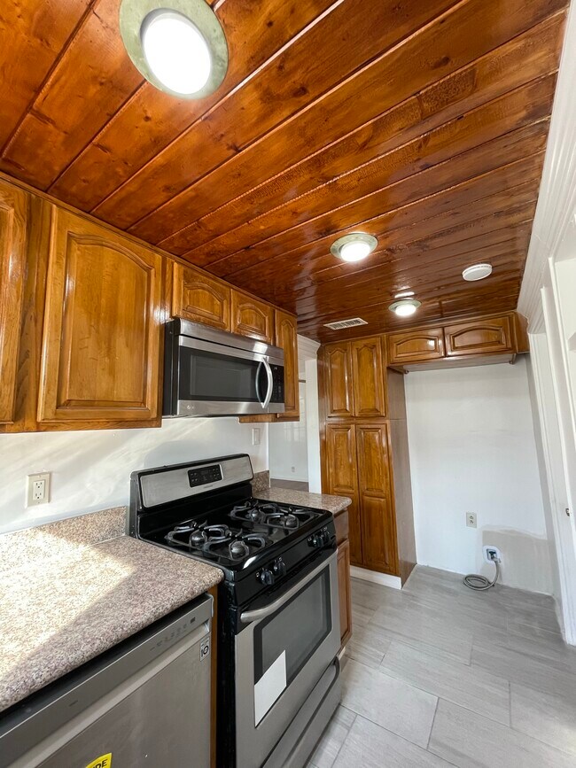 Building Photo - 11116 Matteson Ave