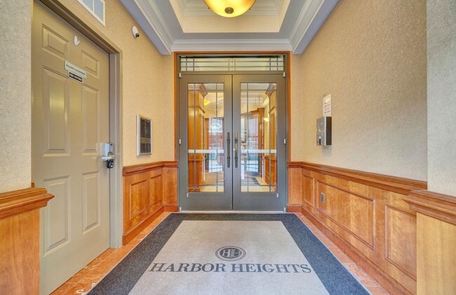 Building Photo - Super-Cool Lower Penthouse Condo Available 05-07-26!! Secured Entry, Garage Parking, Pet-Friendly!