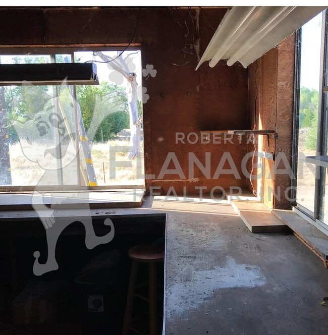 Building Photo - 3 Bed 2 Bath