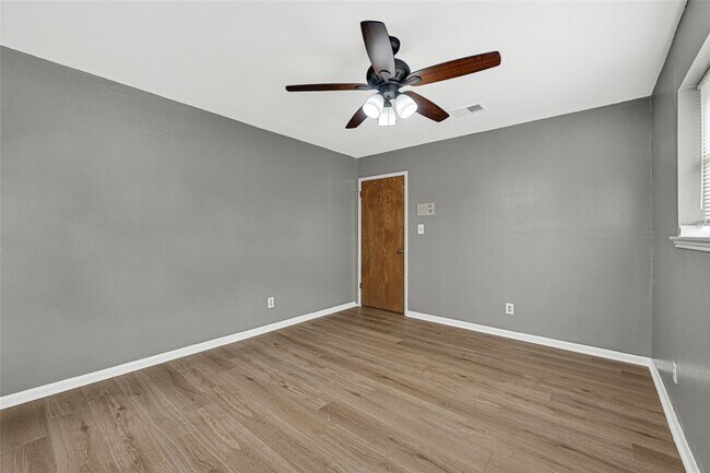 Building Photo - 225 St Cloud Dr