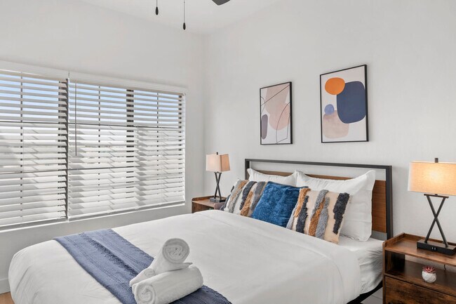 Building Photo - 875 W Pecos Rd