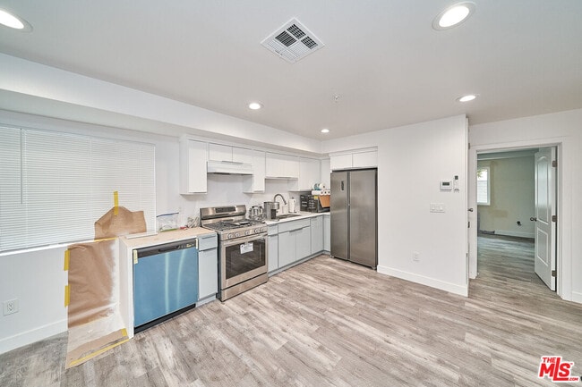 Building Photo - 601 1/4 W 41st Pl