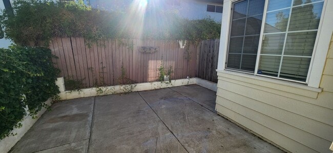 Building Photo - 3 Bedroom Elk Grove Home