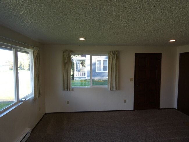 Building Photo - Tastefully Maintained Charmer