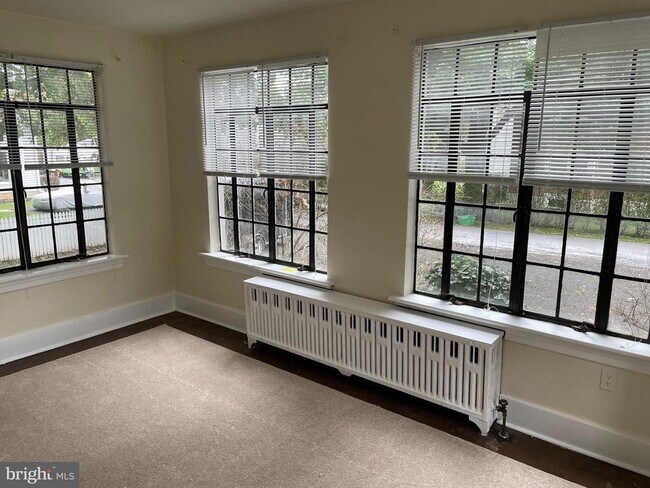 Building Photo - 5 E Maplewood Ave