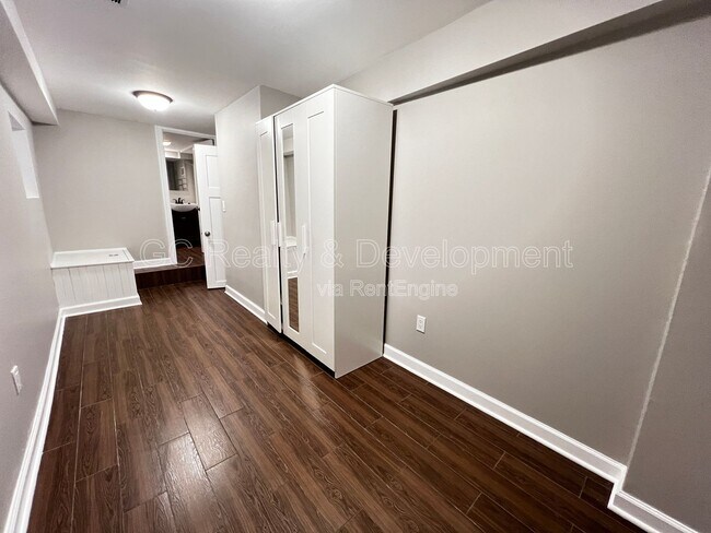 Building Photo - 1439 N Artesian Ave