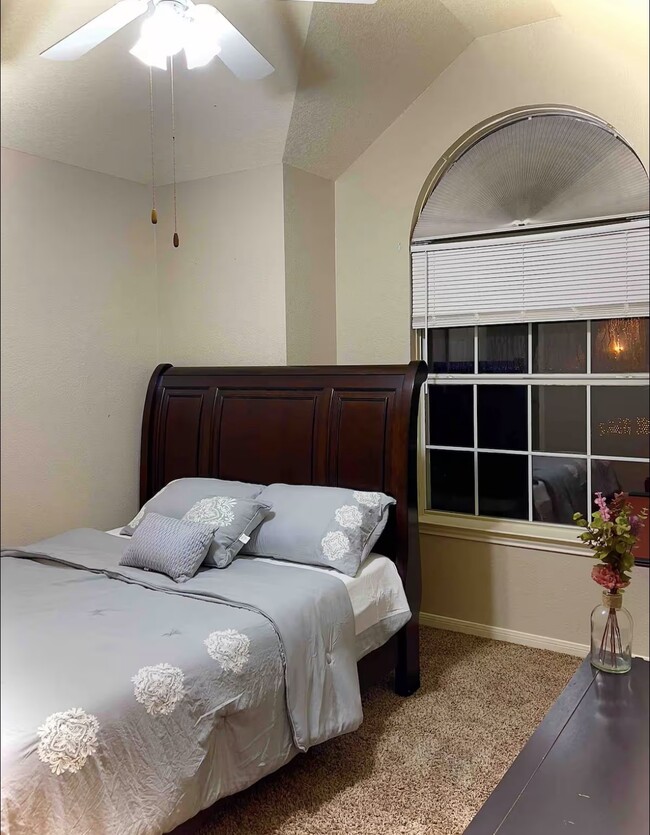 Building Photo - 1915 Sutton Pl