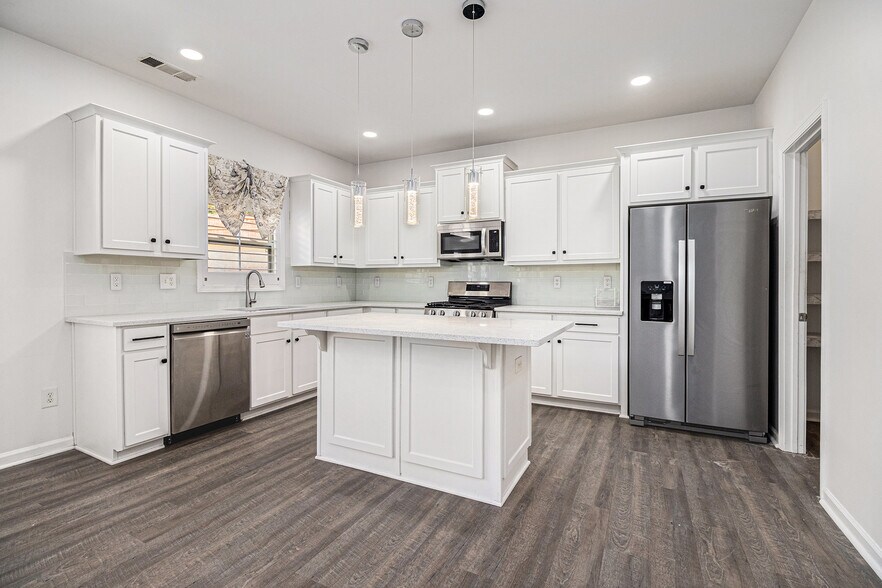 Building Photo - 726 Ivy Chase Loop