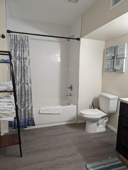 Tub/ shower - 14600 N Nebraska Ave