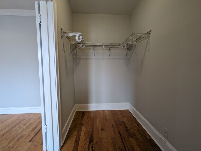 Building Photo - 4735 N Hermitage Ave