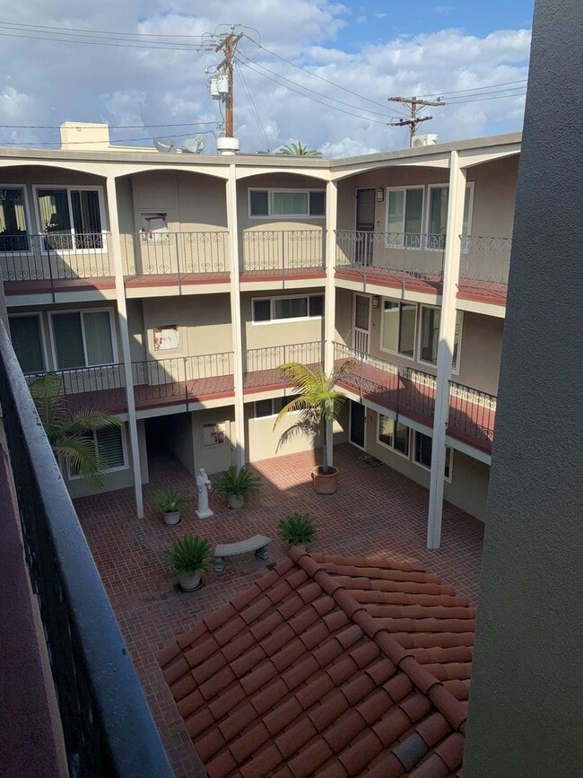 Building Photo - FANTASTIC CONDO IN THE HEART OF BELMONT SHORES/BLUFF PARK!