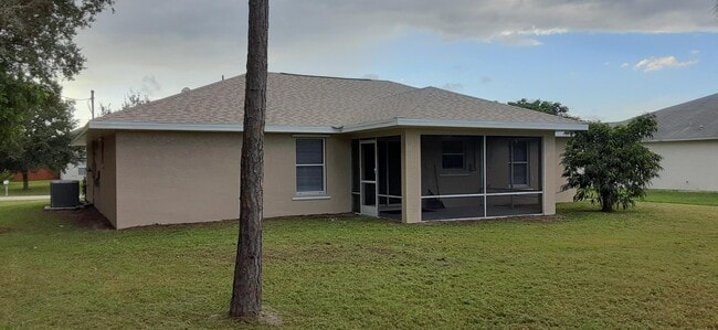 Building Photo - 461 SW Carmelite St