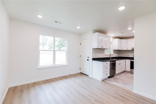 Building Photo - 1802 S 14th Pl