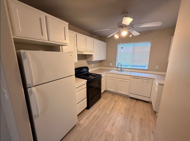 Building Photo - 2950 NE Nikki Ct