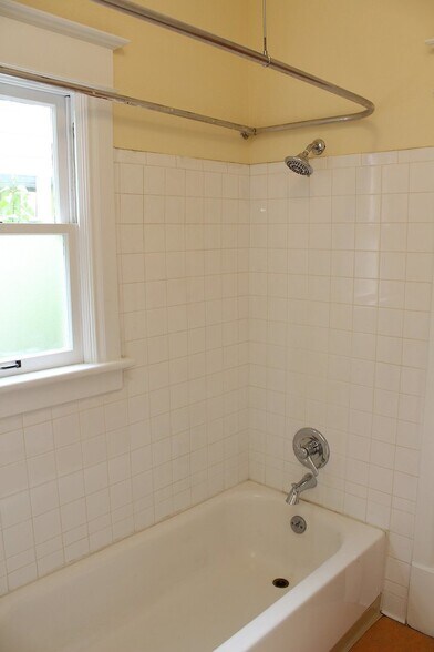 Building Photo - 4642 NE 28th Ave