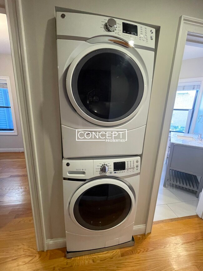 Building Photo - 153 Meridian St