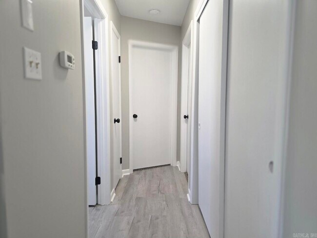 Building Photo - 408 Lindenhurst Dr