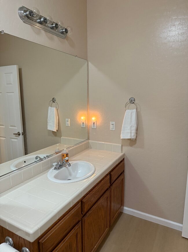 Building Photo - 6137 E Cortland Ave