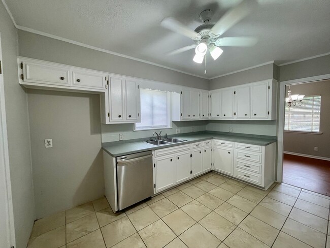 Building Photo - 6510 Daisy Dr
