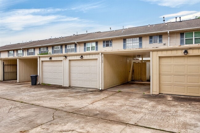 Building Photo - 2109 Lander Ln