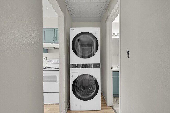 Building Photo - UPDATED 2bed 1bath duplex with fenced yard, WASHER + DRYER