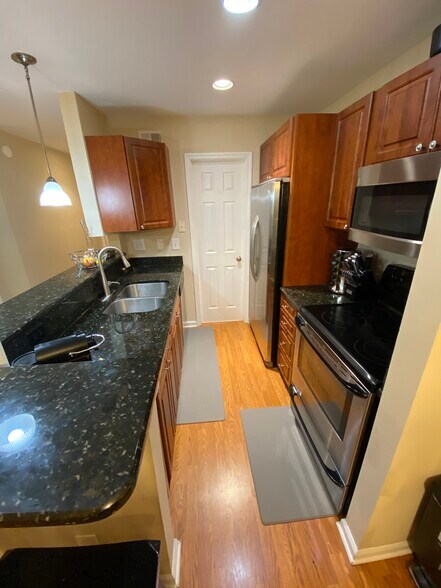 Building Photo - 1005 Kingswood Dr