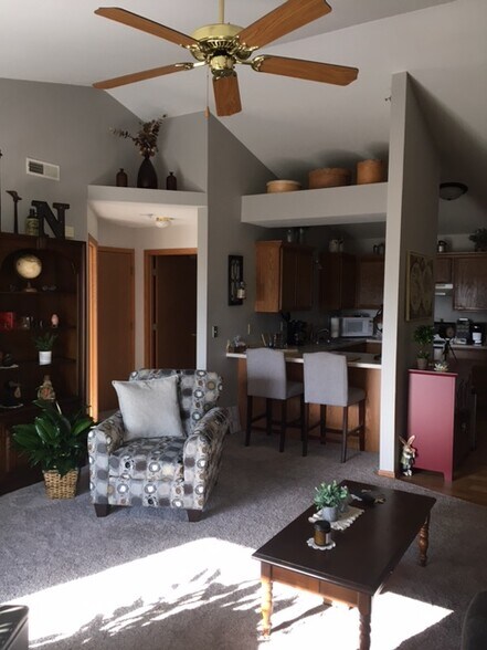 Living area looking into kitchen - 135 W Oak Leaf Dr