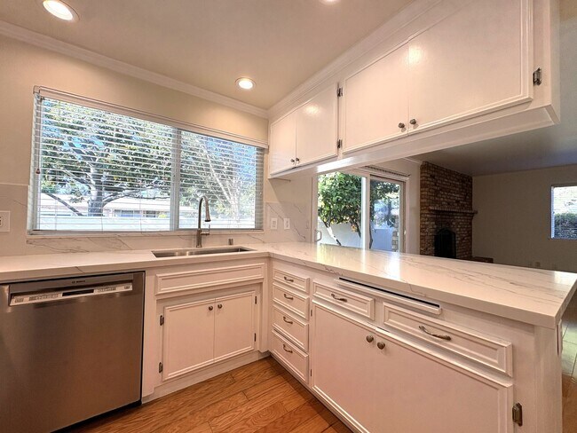 Building Photo - Charming Updated 2-Bedroom Home in Prime L...