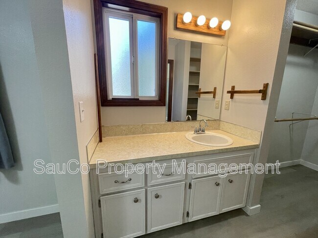 Building Photo - 324 SE 30th Ave