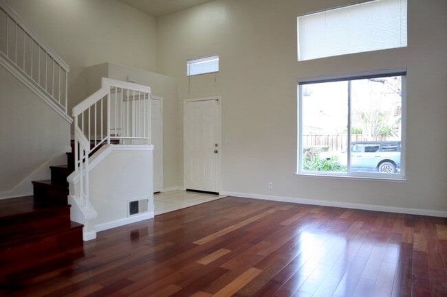 Building Photo - Beautiful 5-Bedroom Home in the Northgate ...