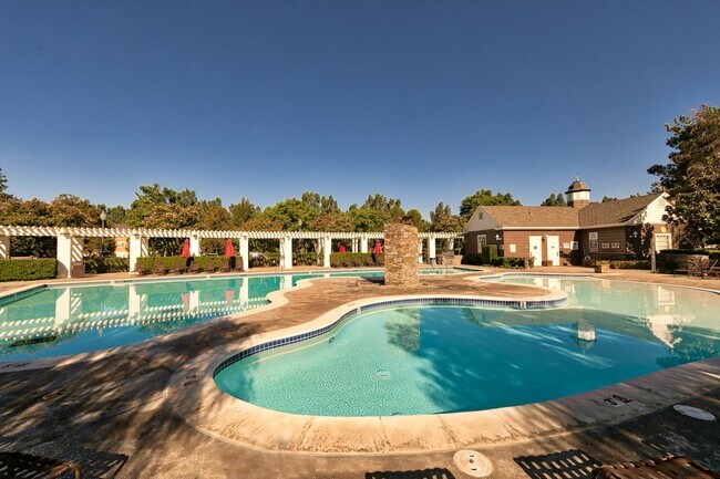 Building Photo - 4 Bedroom Home in the Beautiful Bridgeport Community!