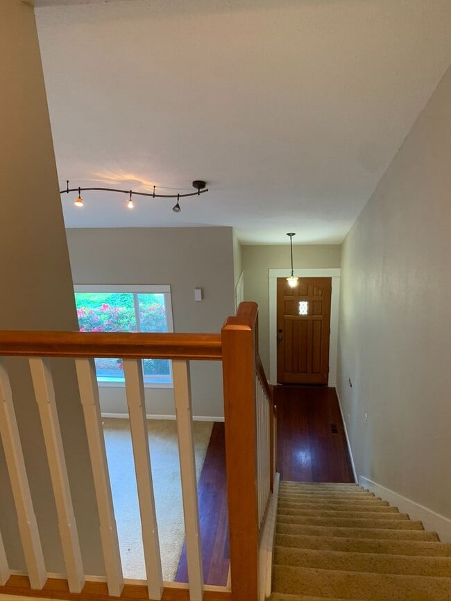 Building Photo - Large Four Bedroom House in Newberg