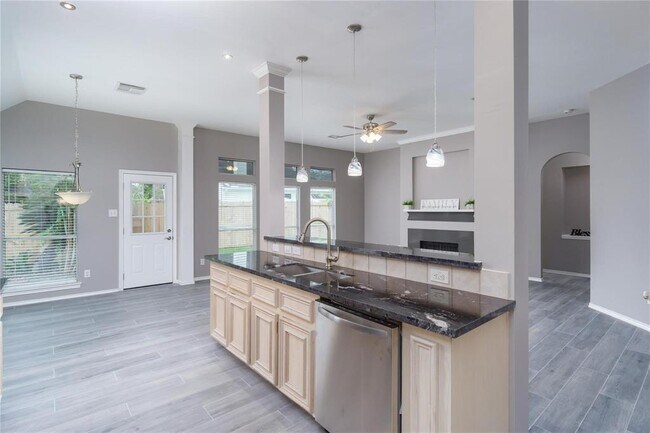 Building Photo - 3622 Englewood Dr